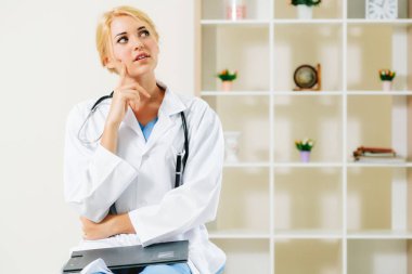 Hastane ofisinde çalışan genç kadın doktor.