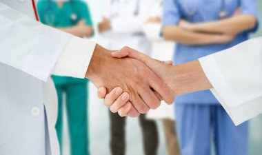 Doktor diğer doktorlar ile hastanede çalışıyor.