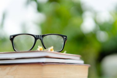 Doğa geçmişi olan kitaplar ve gözlükler.