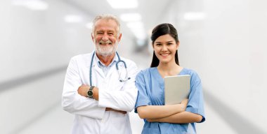 Hastanede çalışan yaşlı ve genç doktor.