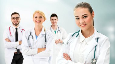 Doktor diğer doktorlar ile hastanede çalışıyor.