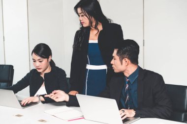 Grup toplantısındaki iş adamları ofiste çalışıyor..