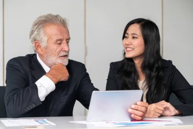 Kıdemli yönetici ve genç iş kadını..