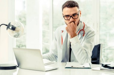 Doktor dizüstü bilgisayar hastanesinde çalışıyor.