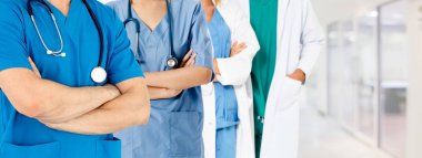 Doktor diğer doktorlar ile hastanede çalışıyor.