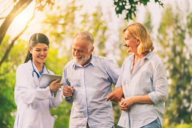 Kıdemli çift hemşire veya bakıcı ile konuşuyor.