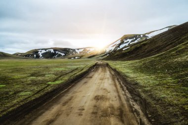 İzlanda 'nın dağlık bölgelerinde Landmanalaugar Yolu.
