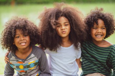 Okul Bahçesi oynayan mutlu Afro-Amerikan erkek ve kız çocuk grubu. Çocuklar dostluk ve eğitim kavramı.