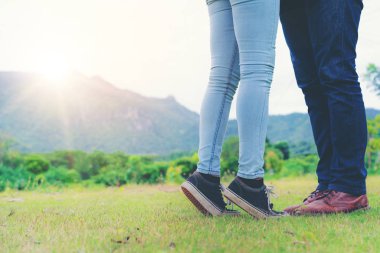 Mutlu çift tepelerde romantik bir yürüyüş.