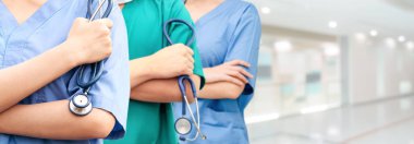 Doktor diğer doktorlar ile hastanede çalışıyor.