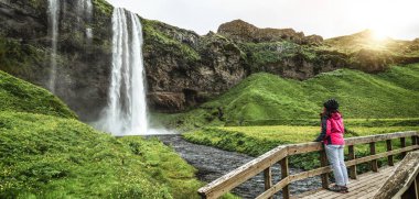 İzlanda 'da Sihirli Seljalandsfoss Şelalesi.