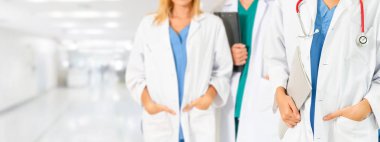 Doktor diğer doktorlar ile hastanede çalışıyor.