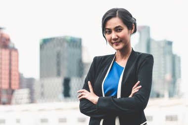 Genç kendine güvenen Asyalı iş kadını portresi.