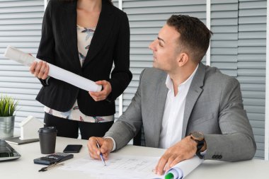 İşadamı patron ve işkadını ofiste..