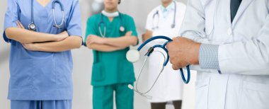 Doktor diğer doktorlar ile hastanede çalışıyor.
