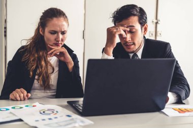 Mutsuz ciddi işadamı ve iş kadını.