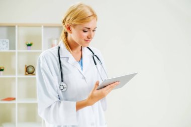 Hastane ofisinde çalışan genç kadın doktor.