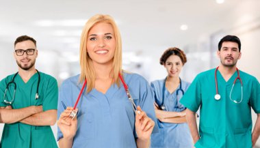 Doktor diğer doktorlar ile hastanede çalışıyor.