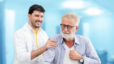 Doktor hastane ofisinde hasta sağlığını kontrol.