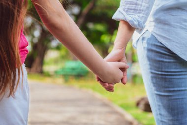 Mutlu anne ve parkta küçük çocuk kızı.