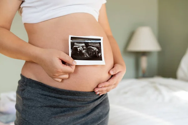 Glückliche Schwangere und erwartetes Baby zu Hause. — Stockfoto