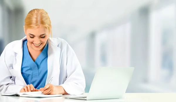 Doctor usando computadora portátil en el hospital. — Foto de Stock