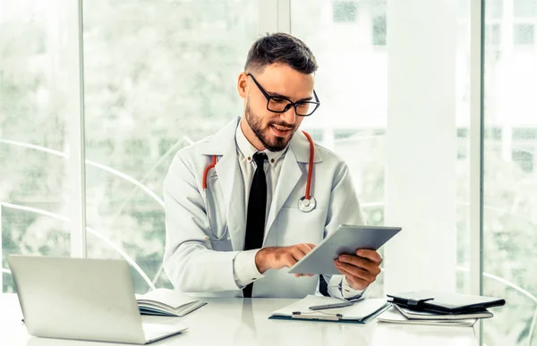 Arzt arbeitet im Krankenhaus am Tablet-Computer. — Stockfoto