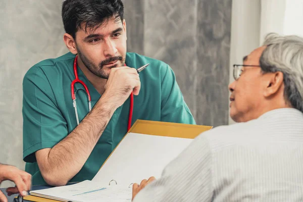 Erkek Doktor Ekibi Hastane Ofisinde Üst Düzey Hasta Ziyareti Konuşuyor — Stok fotoğraf