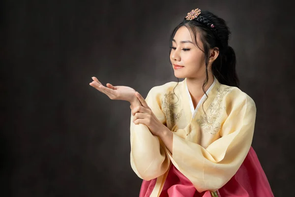 Koreaanse vrouw in traditionele Koreaanse jurk (Hanbok). — Stockfoto