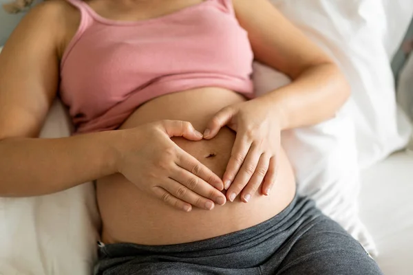 Mulher grávida feliz e esperando bebê em casa. — Fotografia de Stock