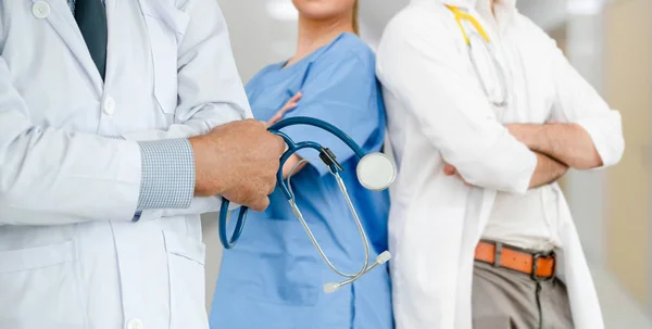 Médico que trabalha no hospital com outros médicos . — Fotografia de Stock