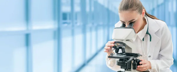 Vetenskapsman forskare använder Mikroskop i laboratorium — Stockfoto