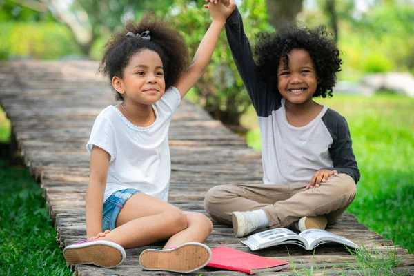 Mutlu Erkek Kız Parkta Afro Amerikan Çocuk Birlikte Bahçede — Stok fotoğraf