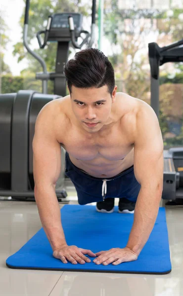 Hombre joven culturista empujar hacia arriba en el gimnasio . —  Fotos de Stock