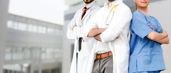 Médico que trabaja en el hospital con otros médicos . —  Fotos de Stock