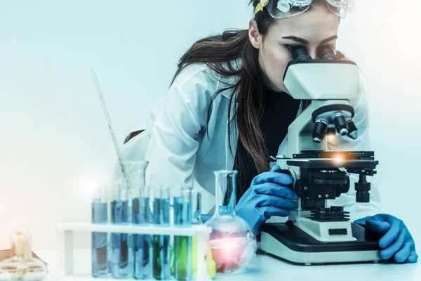 Mulher cientista trabalhando em laboratório de química . — Fotografia de Stock