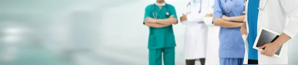다른 의사와 병원에서 일하는 의사. — 스톡 사진
