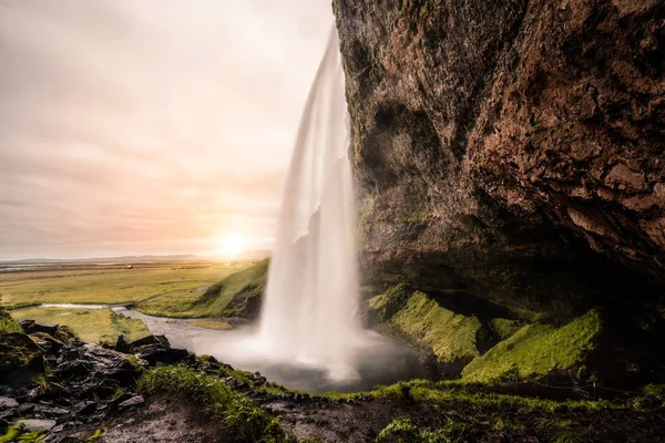 น้ําตก Seljalandsfoss มหัศจรรย์ในไอซ์แลนด์ . — ภาพถ่ายสต็อก