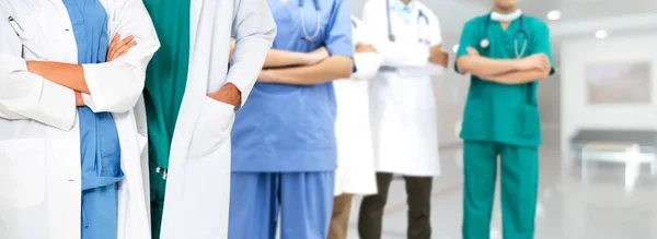 Medico che lavora in ospedale con altri medici . — Foto Stock