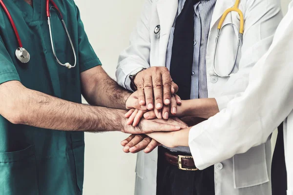 Grupo de pessoas de cuidados de saúde trabalham juntas no hospital — Fotografia de Stock