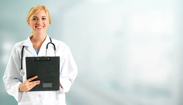 Mulher médica que trabalha no consultório do hospital. — Fotografia de Stock