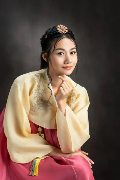 Mulher coreana em vestido coreano tradicional (Hanbok ). — Fotografia de Stock