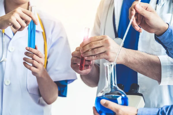 Groep wetenschappers werkzaam in chemisch labo. — Stockfoto