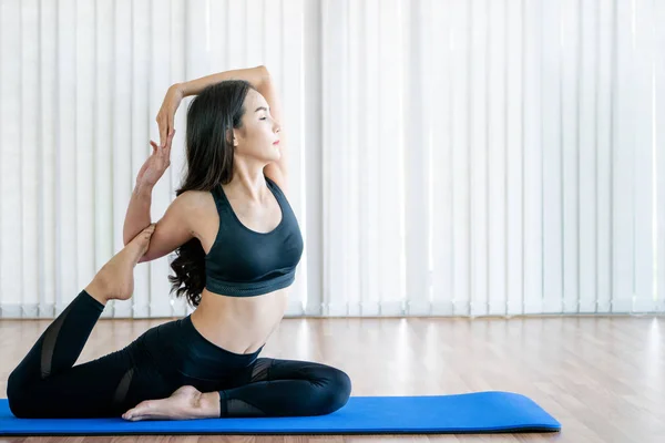 Jonge vrouw beoefenen yoga in een gym Studio. — Stockfoto