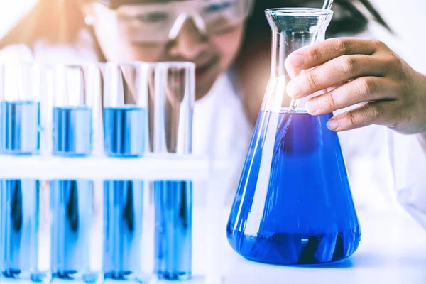 Scientist working in biochemistry laboratory. — Stock Photo, Image