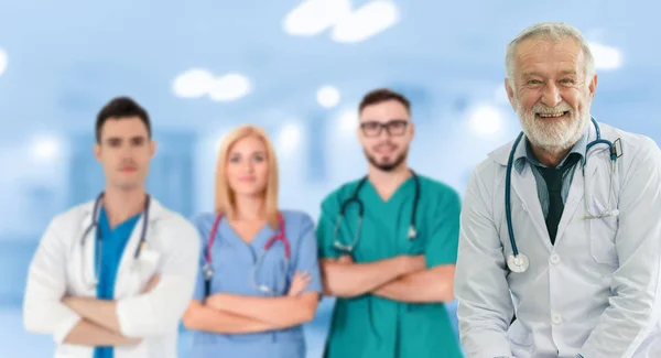 Kórházi Rendelőben Vagy Klinikán Dolgozó Hivatásos Orvos Más Orvosokkal Ápolóval — Stock Fotó