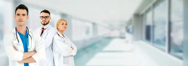 Doctor working in hospital with other doctors. — Stock Photo, Image