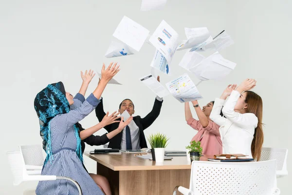 Empresários a atirar papéis para o escritório. — Fotografia de Stock