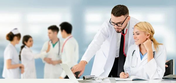 Doctor working in hospital with other doctors. — Stock Photo, Image