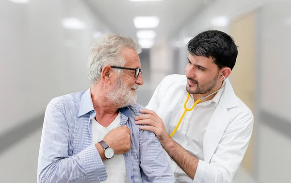 Лікар перевіряє здоров'я пацієнта в лікарняному кабінеті . — стокове фото